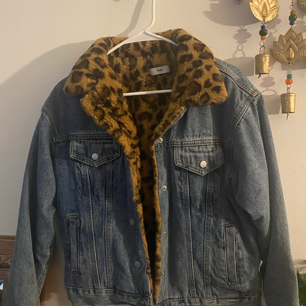Asoka jean jacket with cheetah print fur on inside